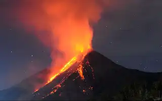 Mount Karangetang in Sitaro Erupts, Spewing Incandescent Lava Up to 400 Meters