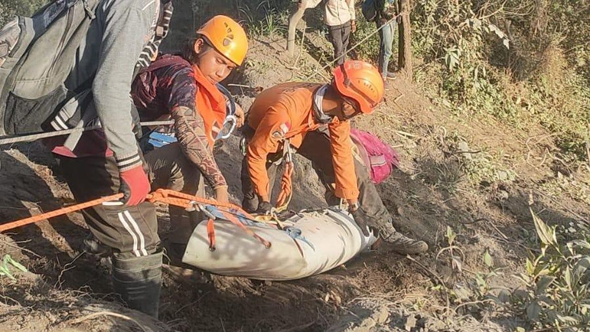 Operasi Empat Hari, Tim SAR Berhasil Evakuasi Pendaki yang Jatuh ke Jurang Semeru