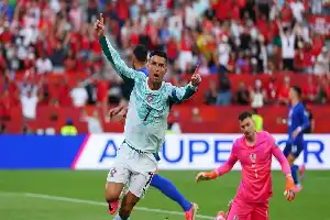 Toronto Fan Euphoria: Ronaldo Welcomed Like a Hero at Portugal National Team Hotel