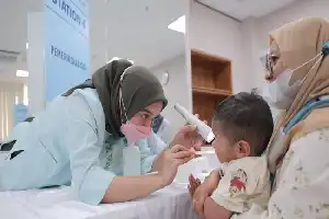 En alianza con el Ministerio de Salud, Bank Mandiri ofrece exámenes de salud preventivos para niños en 10 ciudades