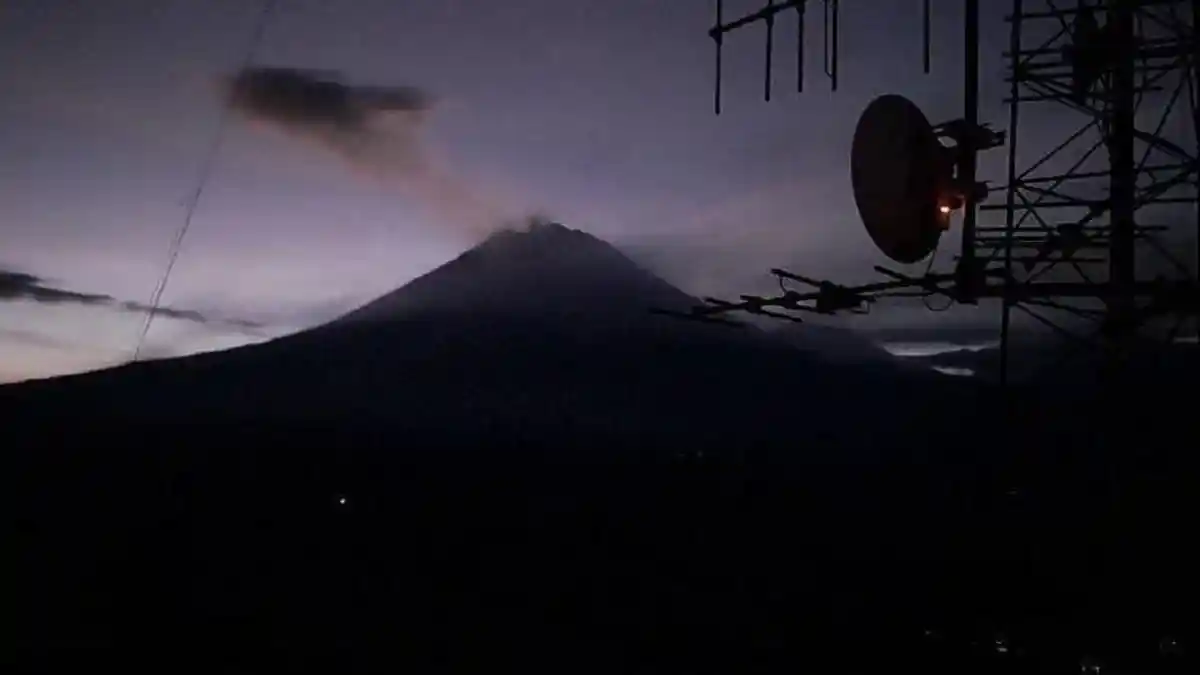 Gunung Semeru Kembali Erupsi, Awan Panas Guguran Capai Jarak 4 Kilometer