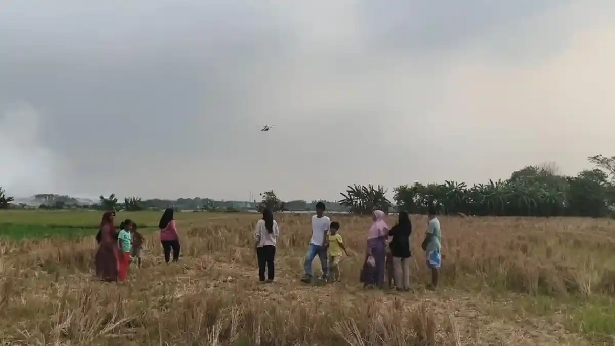 Aksi Pemadaman Helikopter Water Bombing di TPA Jatiwaringin Jadi Tontonan Warga