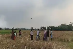 Aksi Pemadaman Helikopter Water Bombing di TPA Jatiwaringin Jadi Tontonan Warga