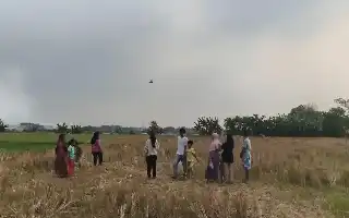 Water Bombing Helicopter Firefighting Action at Jatiwaringin Landfill Becomes a Spectacle for Residents