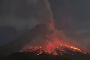 Aumenta la actividad volcánica del monte Merapi, flujos piroclásticos avanzan 2 kilómetros