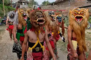 The Resilience of the Five Mountains Community in Preserving Tradition Through a Self-Funded Festival