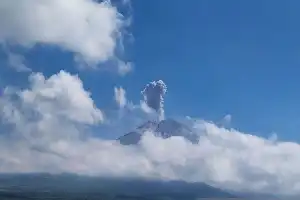 El monte Semeru entra en erupción de nuevo y se pide a los residentes alejarse a un radio de cinco kilómetros