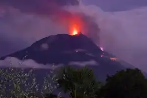 Gunung Karangetang Kembali Erupsi, Warga Diimbau Waspadai Material Pijar