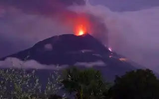 Mount Karangetang Erupts Again, Residents Urged to Beware of Incandescent Material