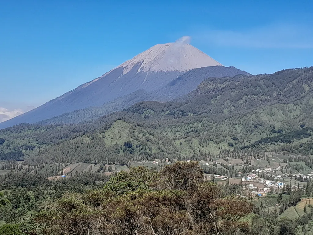 Abaikan Status Siaga, Belasan Pendaki Ilegal di Gunung Semeru Kembali Diamankan Petugas