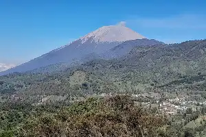 Ignorando la alerta, más de una docena de senderistas ilegales son detenidos nuevamente en el monte Semeru