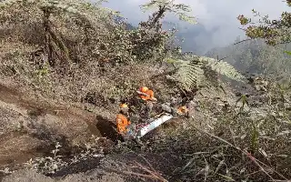 SAR Team Struggles to Evacuate Illegal Hiker Falling into Semeru Ravine