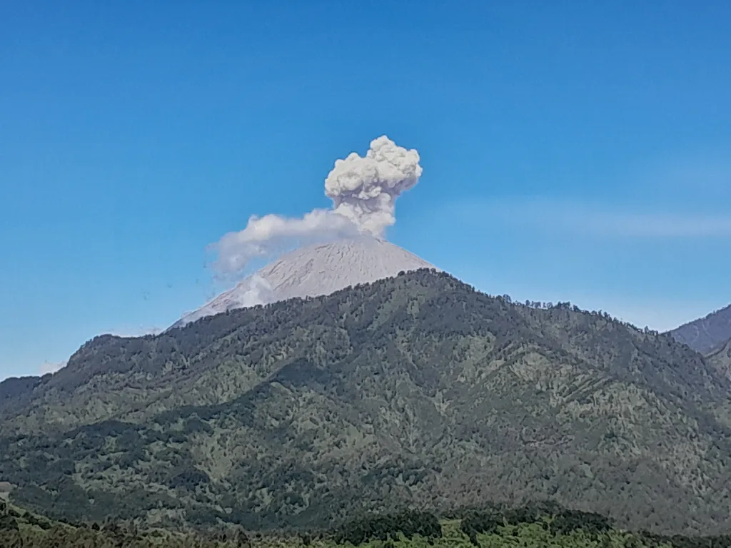 Aktivitas Vulkanik Semeru Masih Tinggi, Penambangan di Sektor Bahaya Dilarang Keras