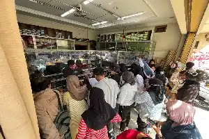 Ahead of the New School Year, Uniform and Stationery Centers in Yogyakarta Swamped by Buyers