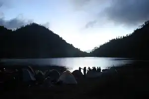 La dramática evacuación de un excursionista ilegal en las laderas del Semeru se ve obstaculizada por el terreno extremo