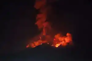 Gunung Karangetang Erupsi, Material Pijar Bakar Vegetasi di Puncak