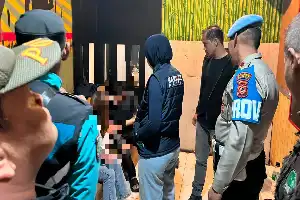 Garut Police Raid Nightlife Venues, Detain Drug Users and Seize Dozens of Bottles of Alcohol