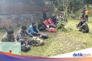 Detienen a 13 senderistas ilegales por ingresar a una ruta prohibida en el monte Semeru