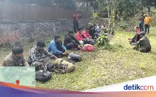 13 Climbers Apprehended by Authorities After Entering Mount Semeru Via Illegal Routes