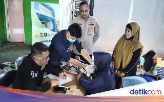 Tangerang Police Provide Health Services for Residents Affected by Jatiwaringin Landfill Fire