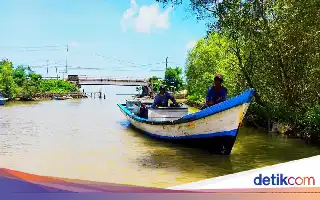 Pandeglang Fishermen's Activities Continue Amid Mount Anak Krakatau's Alert Status