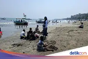 Aktivitas Gunung Anak Krakatau Tak Surutkan Minat Wisatawan Berkunjung ke Anyer