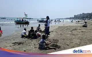 La actividad del monte Anak Krakatoa no frena el interés de los turistas por visitar Anyer