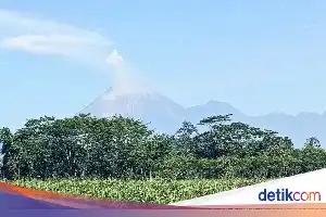 Aumenta la actividad del volcán Semeru: se observan siete desprendimientos de lava incandescente
