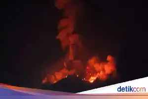 Вулкан Карангетанг знову вибухнув: жителів закликають остерігатися викидів розжареного матеріалу