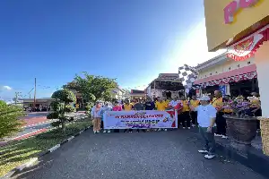 Fortaleciendo sinergias, la Policía de las Islas Banggai realiza jornada deportiva conjunta por el 80.º Día de Bhayangkara