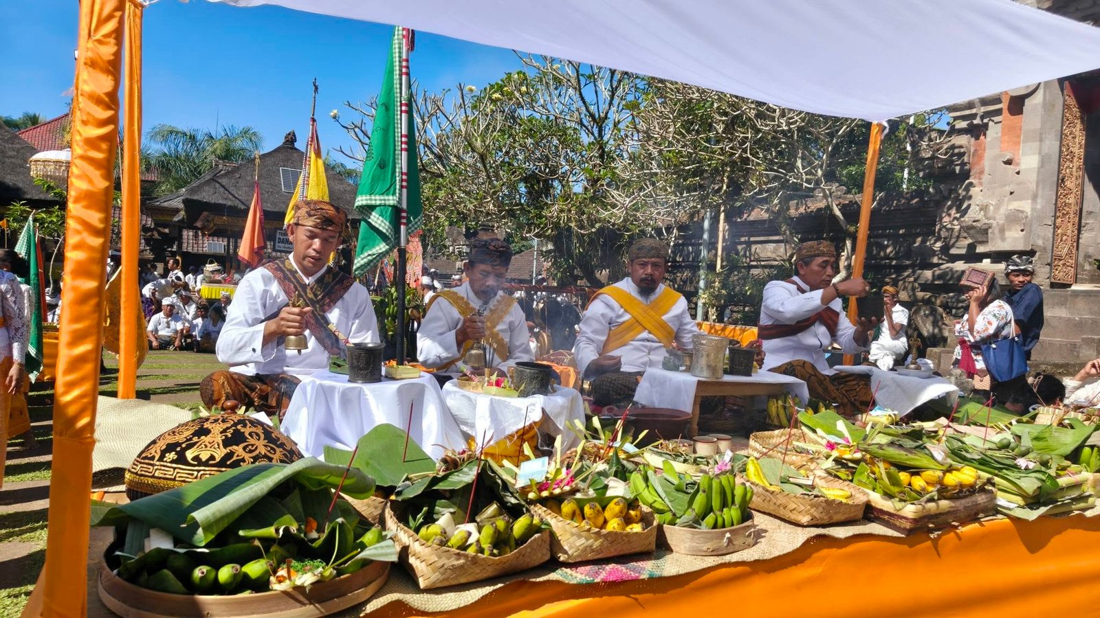 Harmoni Budaya Jawa-Bali dalam Puncak Pujawali Pura Mandara Giri Semeru Agung