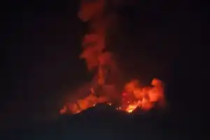 El volcán Karangetang entra de nuevo en erupción y expulsa material incandescente hacia el sector norte
