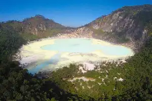 El encanto mágico de Kawah Putih Ciwidey, un destino turístico volcánico y educativo en el sur de Bandung