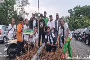 Para celebrar el aniversario de la provincia, Dispora Riau organiza un trabajo comunitario para renovar el Estadio Principal