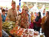 Celebración del 24.º aniversario de Murung Raya: el gobernador de Kalimantan Central inspecciona el mercado barato y los servicios de salud gratuitos
