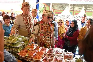 Celebración del 24.º aniversario de Murung Raya: el gobernador de Kalimantan Central inspecciona el mercado barato y los servicios de salud gratuitos