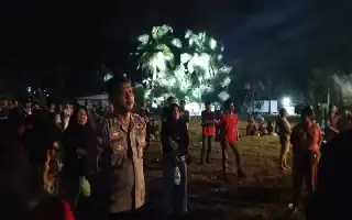 Para garantizar la seguridad, personal de la policía de Silat Hulu vigila de cerca espectáculo de entretenimiento popular en Dangkan Kota