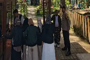 Aumentan la seguridad de los turistas: la policía de Lembang intensifica la vigilancia en el área de acampada de Gunung Putri