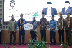 Apoyando la educación y la salud en Lampung, BPKH distribuye becas y servicios de saneamiento