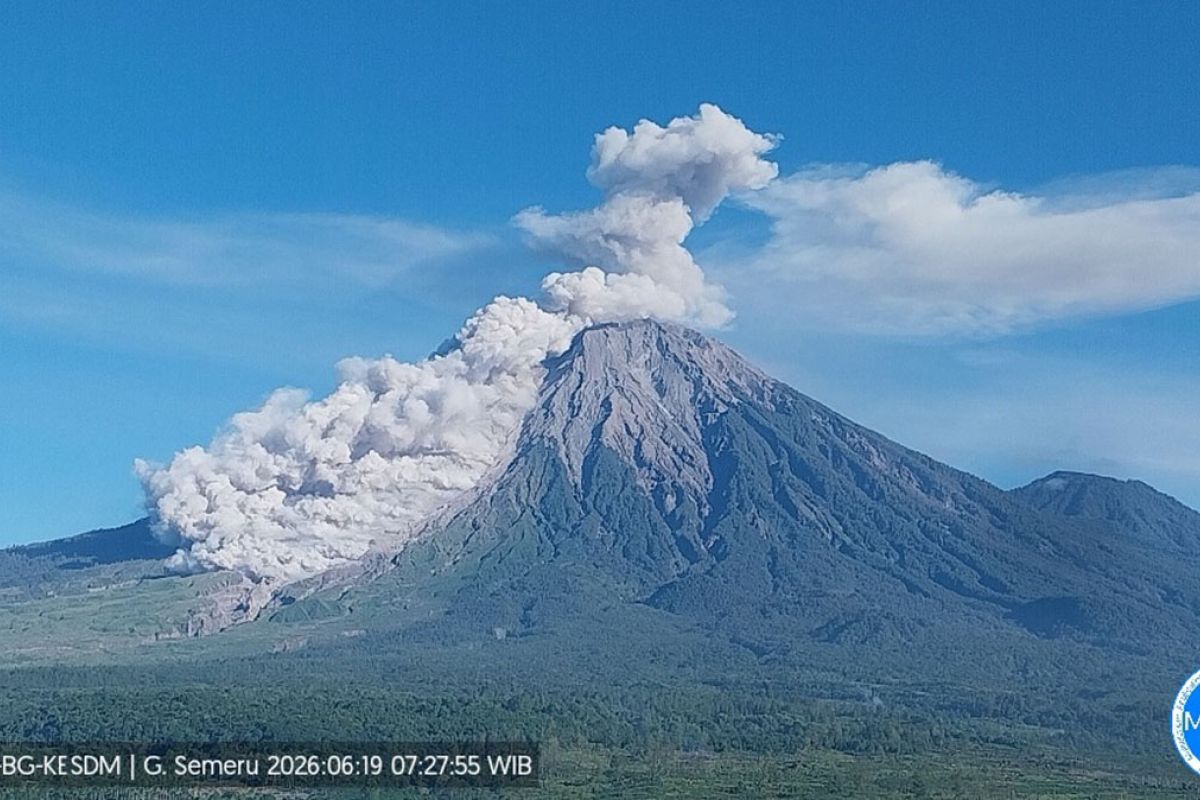 Gunung Semeru Muntahkan Awan Panas Guguran Sejauh 4,5 Kilometer