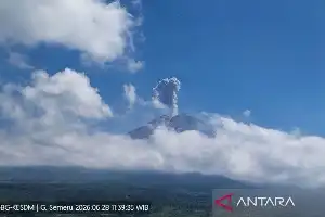 El volcán Semeru erupciona de nuevo y arroja ceniza volcánica a 1.000 metros de altura