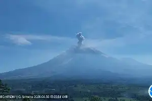 Mount Semeru Erupts Again, Spews Volcanic Ash Column 900 Meters High