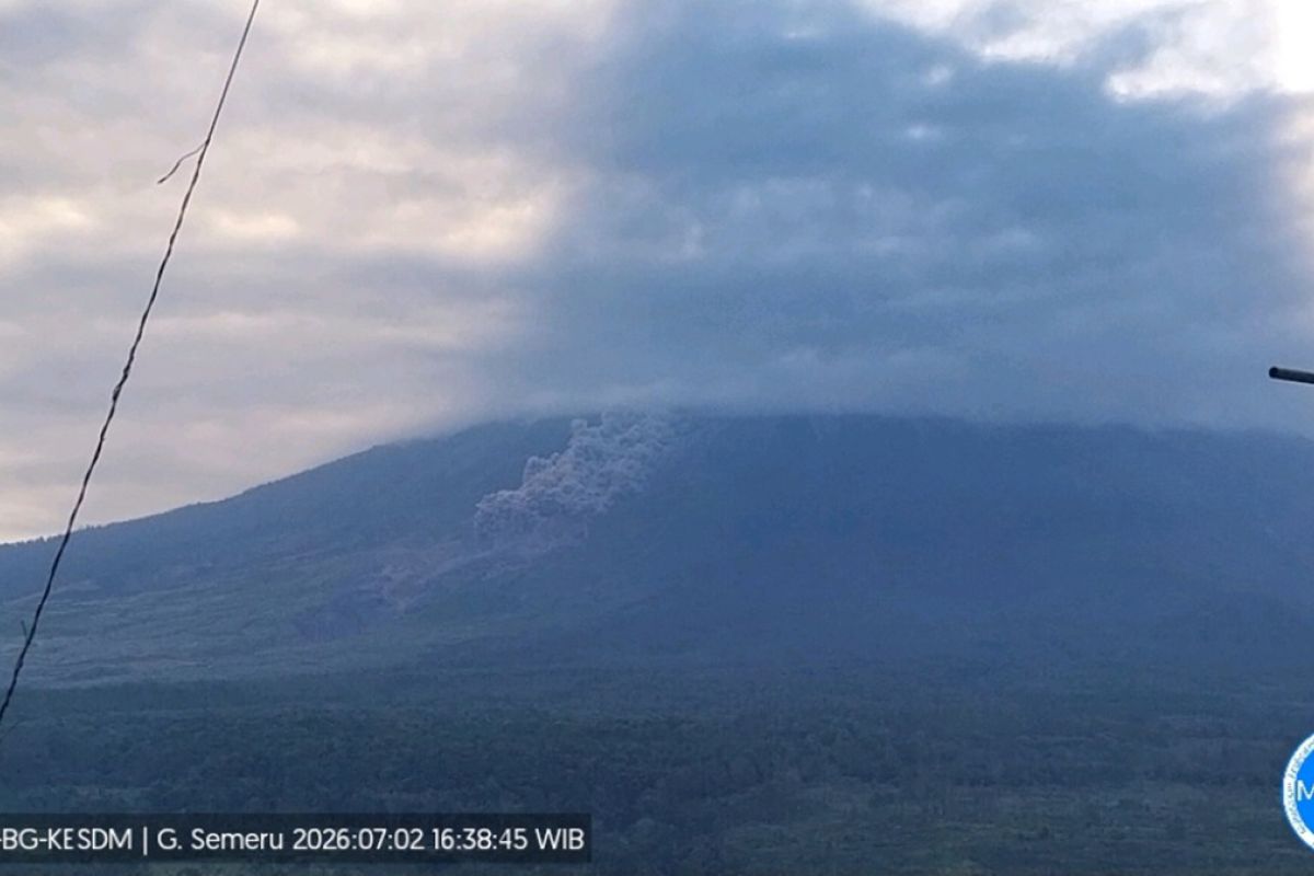 Gunung Semeru Kembali Erupsi, Awan Panas Meluncur Sejauh 4 Kilometer