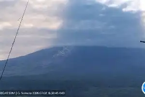 El volcán Semeru entra en erupción y lanza nubes ardientes a 4 kilómetros de distancia