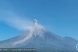 Aumenta la actividad volcánica del monte Semeru: se registran siete erupciones en cuatro horas
