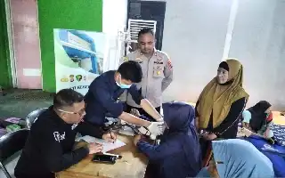 Quick Response, Tangerang City Police Medical Team Provides Health Services for Residents Affected by Jatiwaringin Landfill Smoke