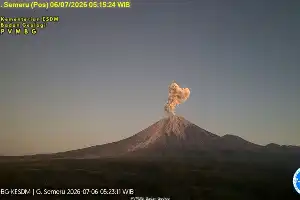 Gunung Semeru Kembali Erupsi, Warga dan Penambang Pasir Diminta Waspada Bahaya Material Vulkanik