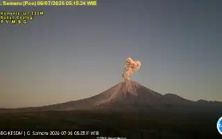 Mount Semeru Erupts Again, Residents and Miners Warned to Beware of Hot Material