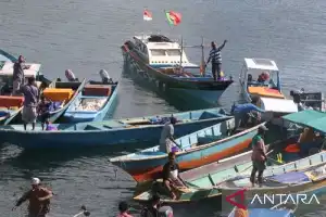 Supporting Segara Purla Operation, Indonesian Navy Provides Health Services for 100 Fishermen in Maluku