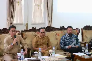 El gobierno de la regencia de Sukabumi diseña una estrategia para acelerar la Cobertura Sanitaria Universal en medio de desafíos fiscales